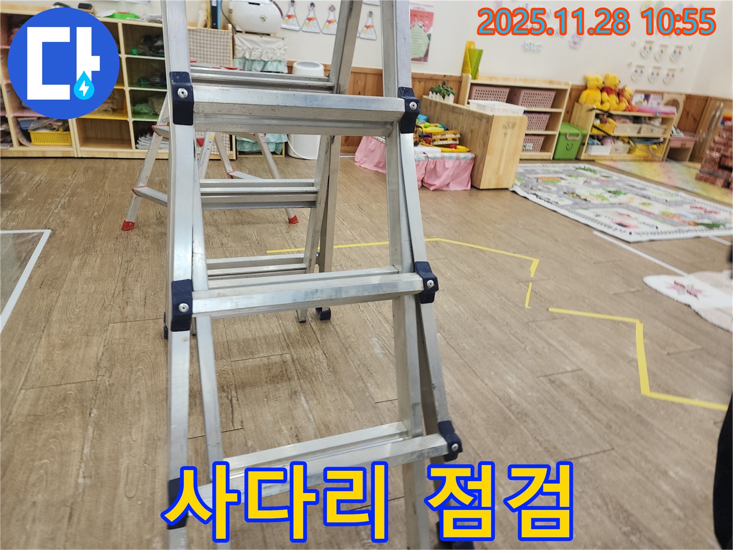 포천시 신북면 금동리 누수 점검 - 사다리를 이용하여 천장 누수 의심 부위를 꼼꼼하게 확인하고 있습니다.