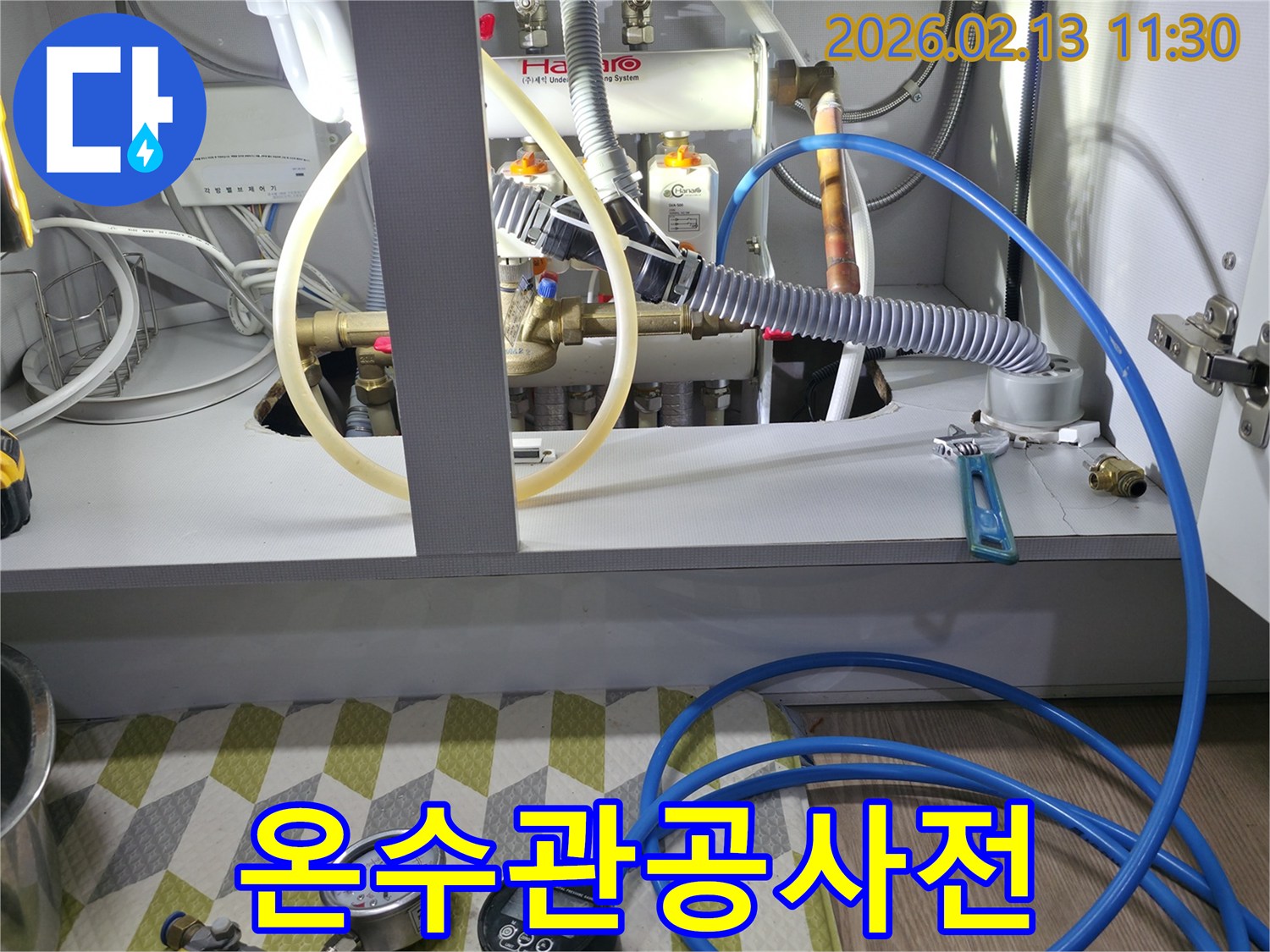 누수-탐지-전문가가-현장에서-배관-압력을-측정하고-있는-사진입니다