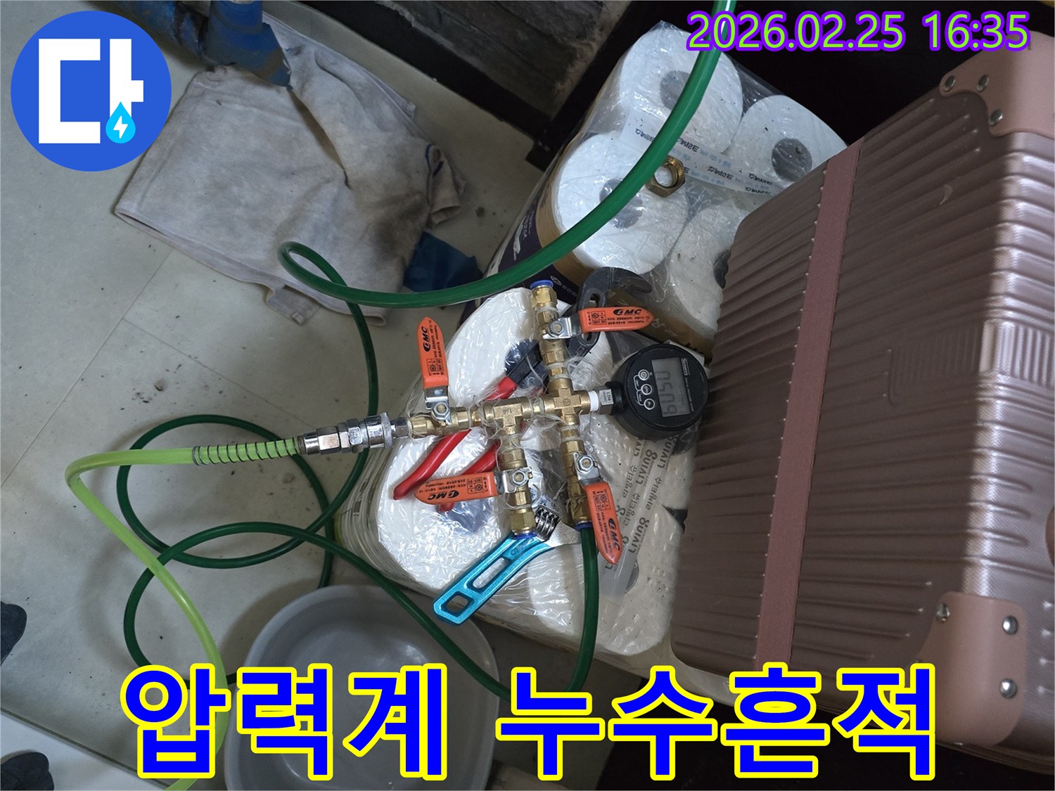 누수-전문가가-배관-누수의-흔적을-찾기-위해-압력계가-연결된-테스트-장비를-사용하는-모습입니다.