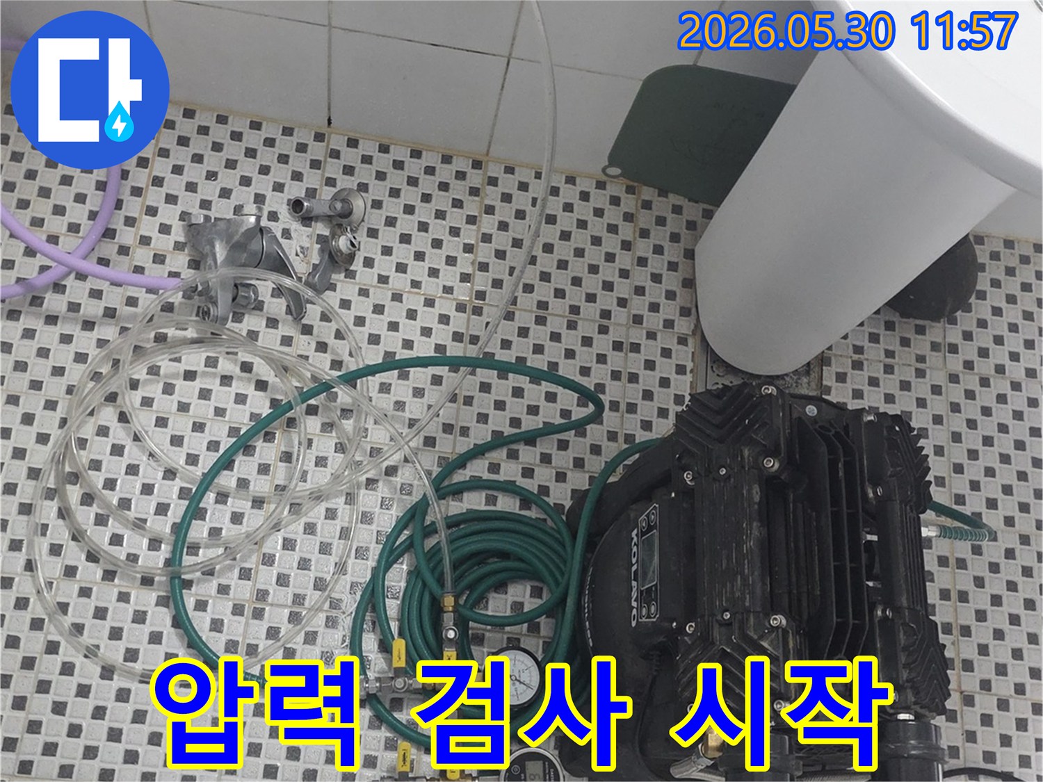 상계주공 아파트 욕실에서-배관 누수 여부를 확인하기 위한 압력 검사가 시작됩니다.