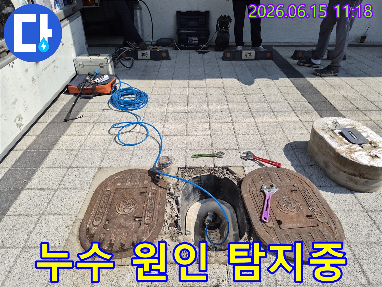 배관-누수-진단을-위해-계량기-함에-탐지-호스를-연결하는-작업