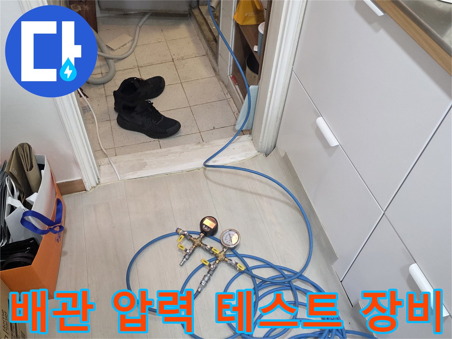 배관의 기밀성을 측정하는-공압 검사용-게이지와 호스 뭉치