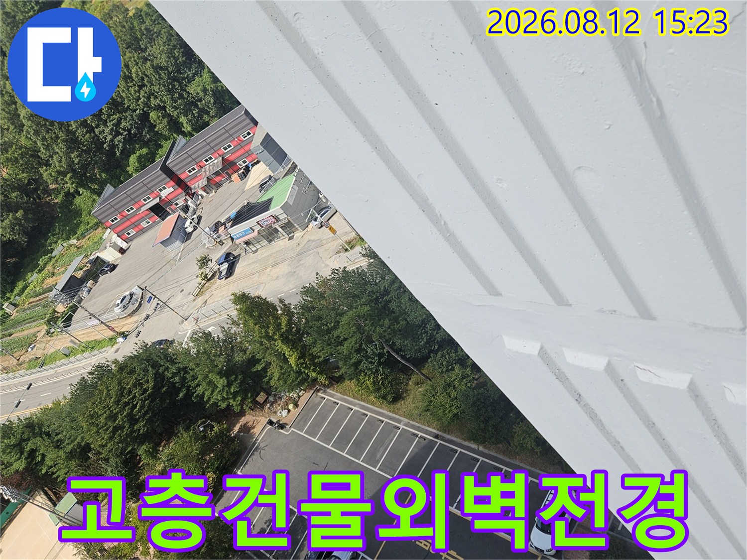 높은 층에서 내려다본 아파트 단지와 주차장-외부 전경 사진