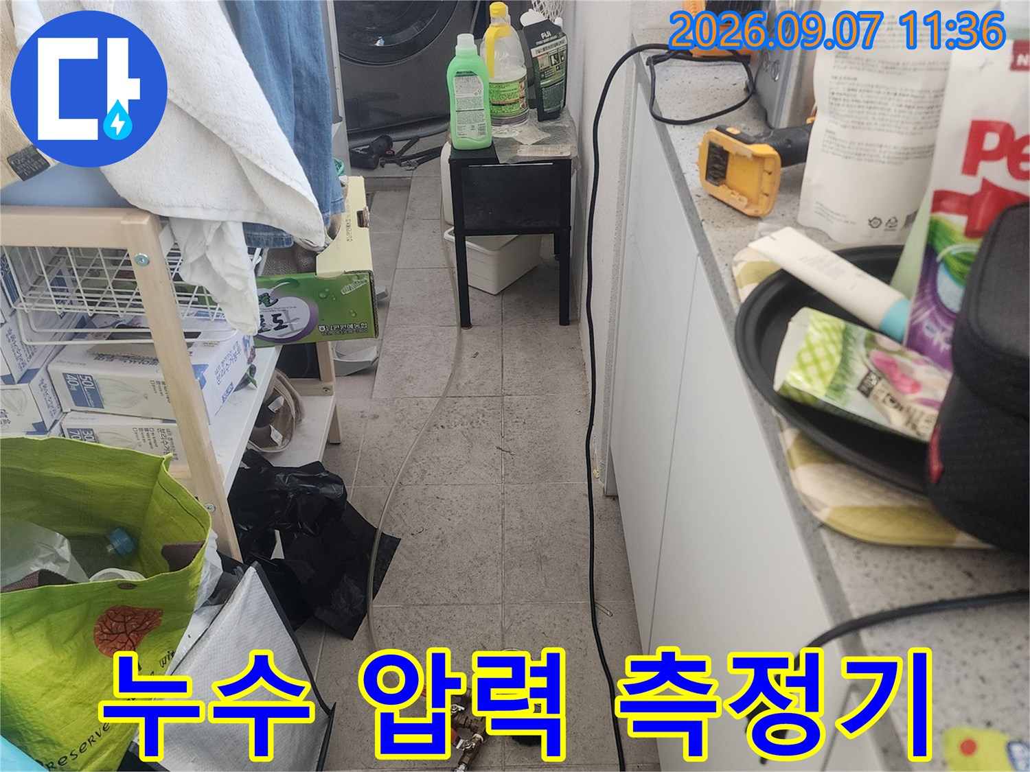 배관의 기밀성을 확인하기 위해 설치된 누수 압력계와 연결 호스